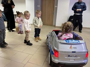 Na zdjęciu widać policjantów oraz przedszkolaków wraz z ich opiekunkami.
