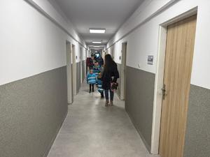 Na zdjęciu widać policjantów oraz przedszkolaków wraz z ich opiekunkami.