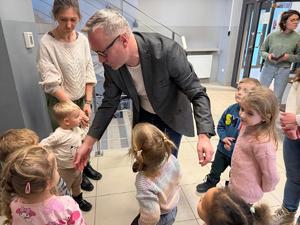 Na zdjęciu widać policjantów oraz przedszkolaków wraz z ich opiekunkami.