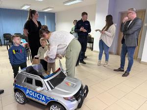 Na zdjęciu widać policjantów oraz przedszkolaków wraz z ich opiekunkami.