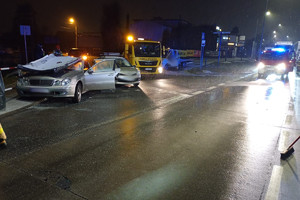 Na zdjęciu widać miejsce zdarzenia drogowego, uszkodzone pojazdy i pracujące służby ratunkowe.