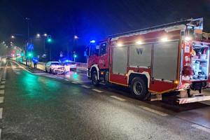 Na zdjęciu widać miejsce zdarzenia drogowego, uszkodzone pojazdy i pracujące służby ratunkowe.