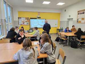 Na zdjęciu widać policjanta oraz uczniów podczas zajęć.