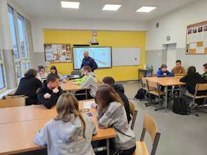 Na zdjęciu widać policjanta oraz uczniów podczas zajęć.