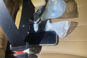 Na zdjęciu woreczki z zawartością białego proszku oraz wagi jubilerskie.