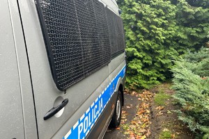 Na zdjęciu widać bok policyjnego radiowozu.