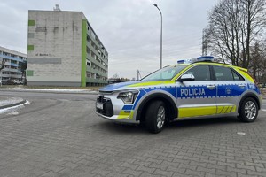 Na zdjęciu widać radiowóz, a w tle bloki.