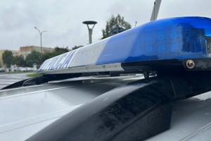 Na zdjęciu widać plafon świetlny policyjnego radiowozu.