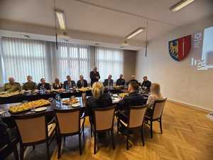 Na zdjęciu widać przebieg odprawy rocznej, policjantów i zaproszonych gości.