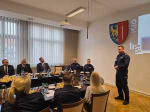 Na zdjęciu widać przebieg odprawy rocznej, policjantów i zaproszonych gości.