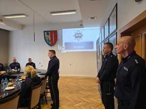 Na zdjęciu widać przebieg odprawy rocznej, policjantów i zaproszonych gości.