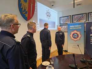 Na zdjęciu widać przebieg odprawy rocznej, policjantów i zaproszonych gości.