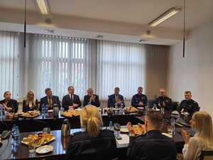 Na zdjęciu widać przebieg odprawy rocznej, policjantów i zaproszonych gości.