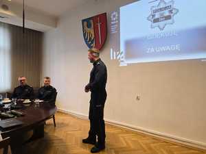 Na zdjęciu widać przebieg odprawy rocznej, policjantów i zaproszonych gości.