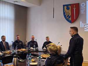 Na zdjęciu widać przebieg odprawy rocznej, policjantów i zaproszonych gości.