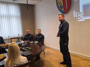 Na zdjęciu widać przebieg odprawy rocznej, policjantów i zaproszonych gości.