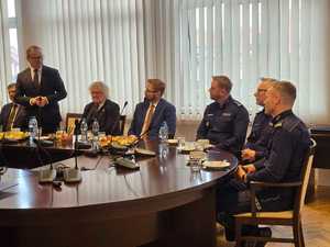 Na zdjęciu widać przebieg odprawy rocznej, policjantów i zaproszonych gości.