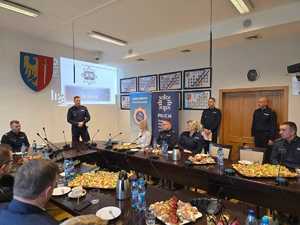 Na zdjęciu widać przebieg odprawy rocznej, policjantów i zaproszonych gości.