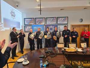 Na zdjęciu widać przebieg odprawy rocznej, policjantów i zaproszonych gości.