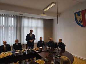 Na zdjęciu widać przebieg odprawy rocznej, policjantów i zaproszonych gości.