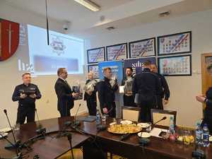 Na zdjęciu widać przebieg odprawy rocznej, policjantów i zaproszonych gości.