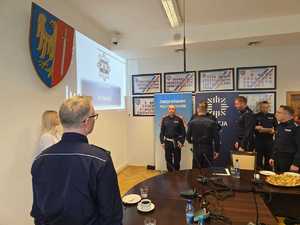 Na zdjęciu widać przebieg odprawy rocznej, policjantów i zaproszonych gości.