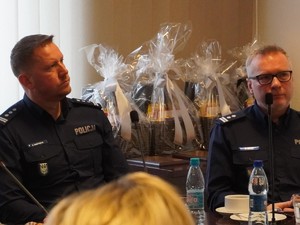 Na zdjęciu widać przebieg odprawy rocznej, policjantów i zaproszonych gości.