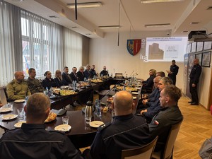 Na zdjęciu widać przebieg odprawy rocznej, policjantów i zaproszonych gości.