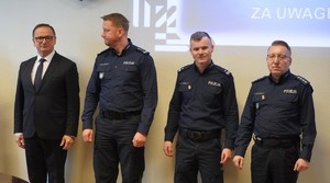 Na zdjęciu widać przebieg odprawy rocznej, policjantów i zaproszonych gości.