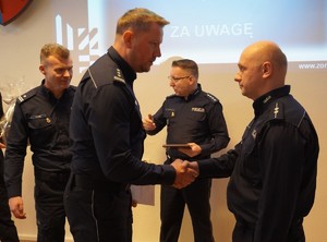 Na zdjęciu widać przebieg odprawy rocznej, policjantów i zaproszonych gości.