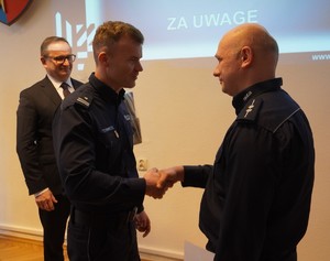 Na zdjęciu widać przebieg odprawy rocznej, policjantów i zaproszonych gości.