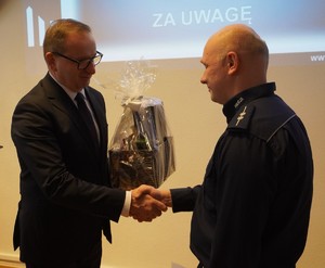 Na zdjęciu widać przebieg odprawy rocznej, policjantów i zaproszonych gości.