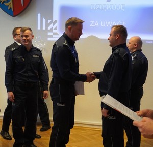 Na zdjęciu widać przebieg odprawy rocznej, policjantów i zaproszonych gości.