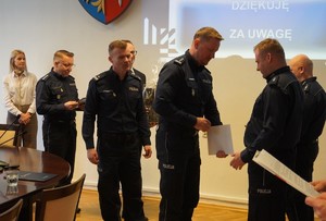 Na zdjęciu widać przebieg odprawy rocznej, policjantów i zaproszonych gości.