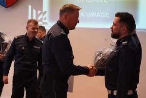 Na zdjęciu widać przebieg odprawy rocznej, policjantów i zaproszonych gości.