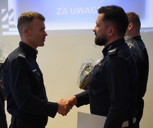 Na zdjęciu widać przebieg odprawy rocznej, policjantów i zaproszonych gości.