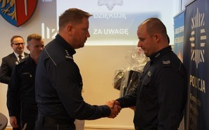 Na zdjęciu widać przebieg odprawy rocznej, policjantów i zaproszonych gości.