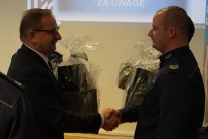 Na zdjęciu widać przebieg odprawy rocznej, policjantów i zaproszonych gości.