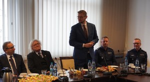 Na zdjęciu widać przebieg odprawy rocznej, policjantów i zaproszonych gości.