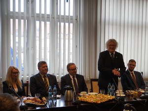 Na zdjęciu widać przebieg odprawy rocznej, policjantów i zaproszonych gości.