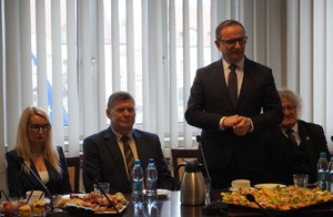 Na zdjęciu widać przebieg odprawy rocznej, policjantów i zaproszonych gości.