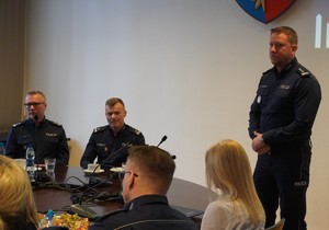 Na zdjęciu widać przebieg odprawy rocznej, policjantów i zaproszonych gości.