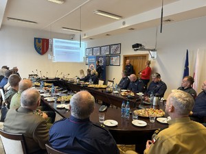 Na zdjęciu widać przebieg odprawy rocznej, policjantów i zaproszonych gości.