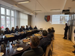 Na zdjęciu widać przebieg odprawy rocznej, policjantów i zaproszonych gości.