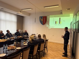 Na zdjęciu widać przebieg odprawy rocznej, policjantów i zaproszonych gości.