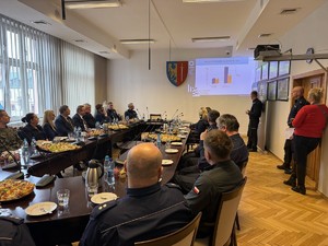 Na zdjęciu widać przebieg odprawy rocznej, policjantów i zaproszonych gości.