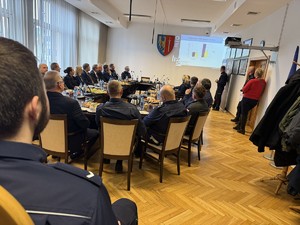 Na zdjęciu widać przebieg odprawy rocznej, policjantów i zaproszonych gości.