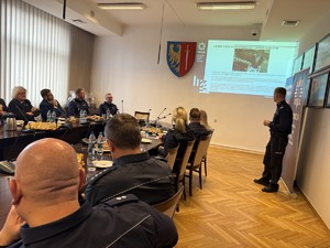 Na zdjęciu widać przebieg odprawy rocznej, policjantów i zaproszonych gości.