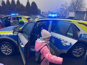 Na zdjęciu widać policjantów, zuchów i ich opiekunów podczas zwiedzania żorskiej komendy Policji.