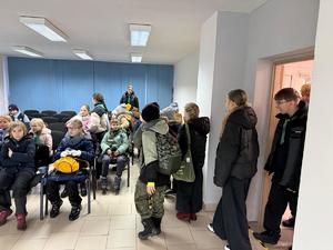 Na zdjęciu widać policjantów, zuchów i ich opiekunów podczas zwiedzania żorskiej komendy Policji.